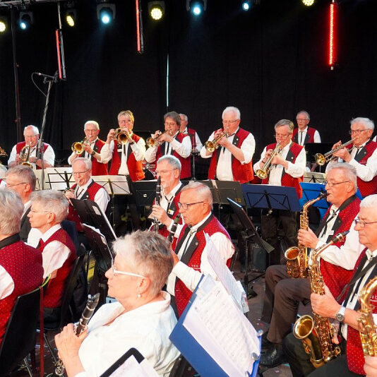 seniorenblasorchester beim wertungsspiel in der arena geisingen 2023 10 20230518 1201870334