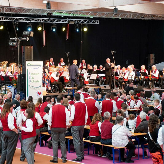 seniorenblasorchester beim wertungsspiel in der arena geisingen 2023 1 20230518 1872091700