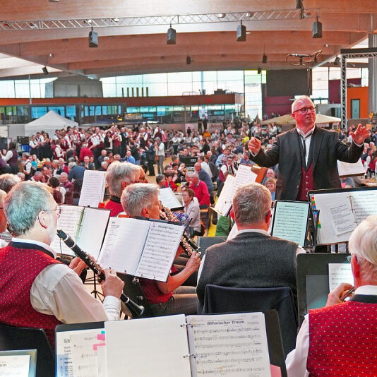 seniorenblasorchester beim wertungsspiel in der arena geisingen 2023 26 20230518 1242137551