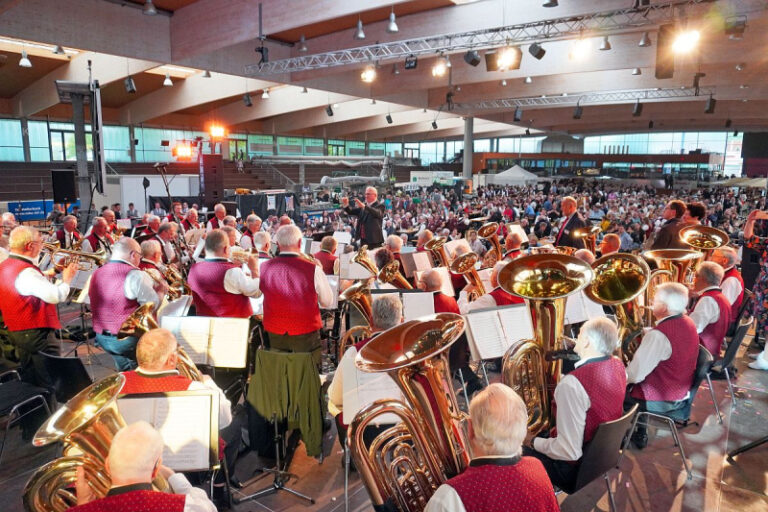 seniorenblasorchester beim wertungsspiel in der arena geisingen 2023 5 20230518 1660361108