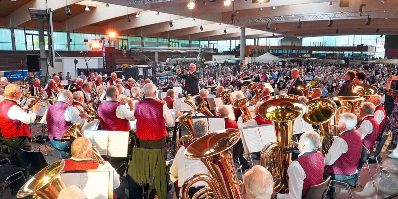 seniorenblasorchester beim wertungsspiel in der arena geisingen 2023 5 20230518 1660361108