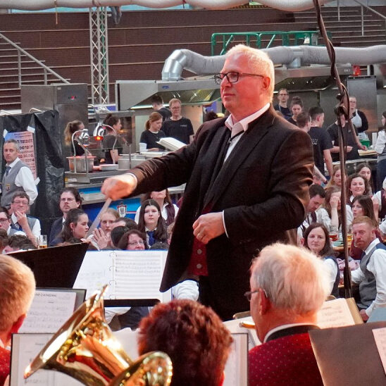 seniorenblasorchester beim wertungsspiel in der arena geisingen 2023 6 20230518 1730934916