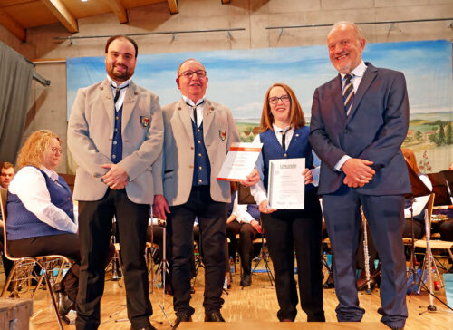 Christian Rieple (Vors. MV Döggingen) Erich Grieshaber (60 J. aktiv) Daniela Grätsch (25 J. ) und Verbandspräsident Egon Bäurer stellten sich nach den Ehrungen zu einem Erinnerungsphoto.