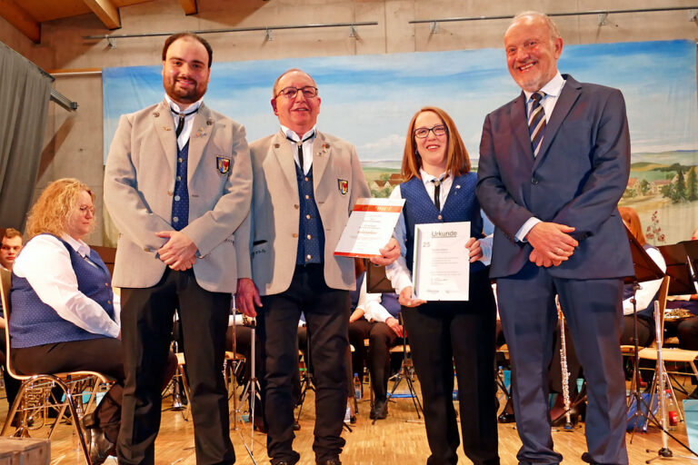Christian Rieple (Vors. MV Döggingen) Erich Grieshaber (60 J. aktiv) Daniela Grätsch (25 J. ) und Verbandspräsident Egon Bäurer stellten sich nach den Ehrungen zu einem Erinnerungsphoto. Christian Rieple (Vors. MV Döggingen) Erich Grieshaber (60 J. aktiv) Daniela Grätsch (25 J. ) und Verbandspräsident Egon Bäurer stellten sich nach den Ehrungen zu einem Erinnerungsphoto.