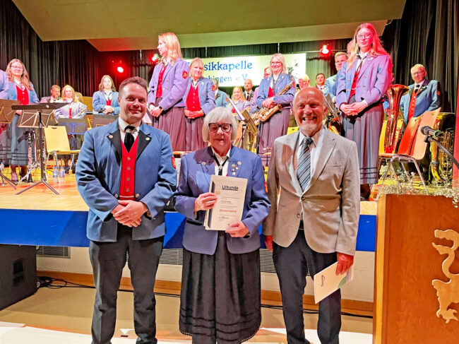 v.l.: Vorsitzender Manuel Hauser, Cornelia Hauser, Verbandspräsident Egon Bäurer Dauchingen 1200