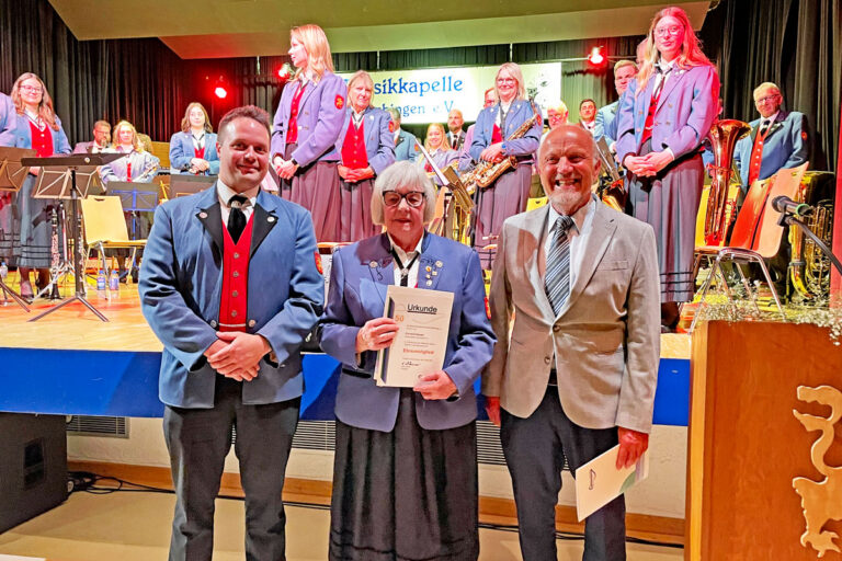 v.l.: Vorsitzender Manuel Hauser, Cornelia Hauser, Verbandspräsident Egon Bäurer Dauchingen 1200